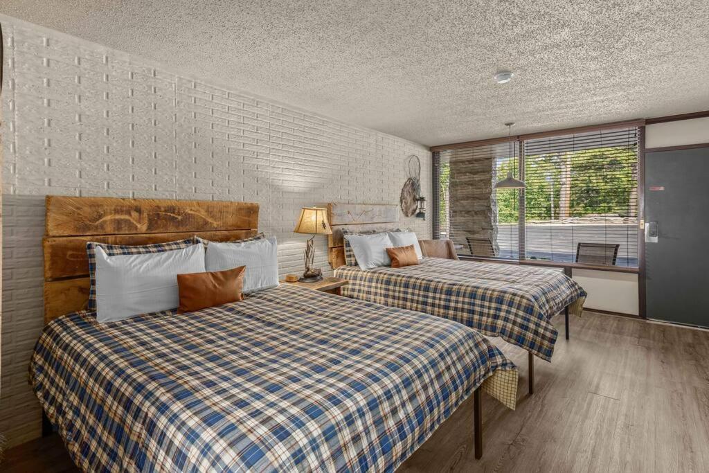 Stonegate Lodge 2 Queen Beds Fast Wifi 50" Tv Salt Water Pool Room #207 Eureka Springs Eksteriør billede