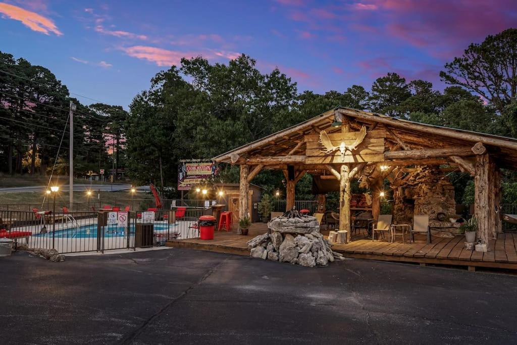 Stonegate Lodge 2 Queen Beds Fast Wifi 50" Tv Salt Water Pool Room #207 Eureka Springs Eksteriør billede